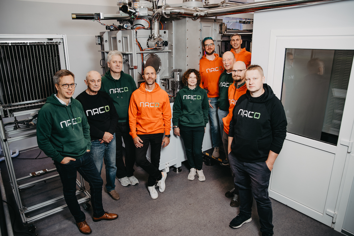 10 komandas dalībnieki jaunajā ražotnē valkā Naco Technologies krekliņus